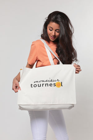 Mannequin femme présente un sac de plage Monsieur Tournesol, grand et robuste avec un tournesol imprimé.